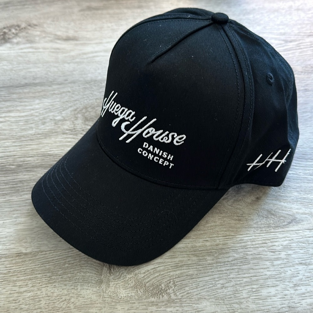 Huega house danish concept hat black